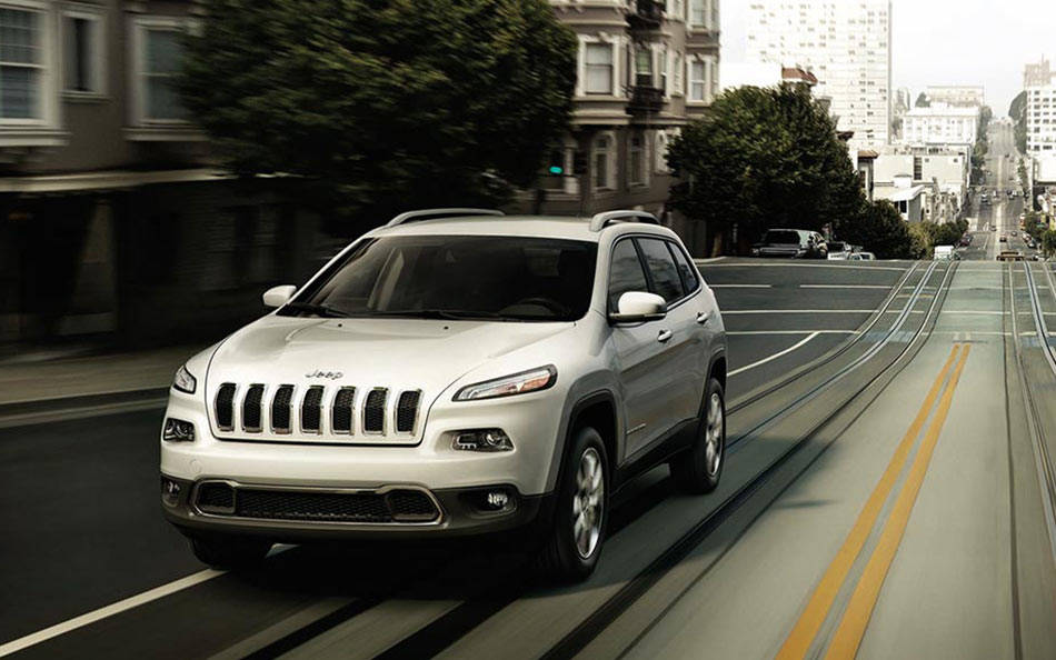 12-2014-jeep-cherokee-front-view-city-driving